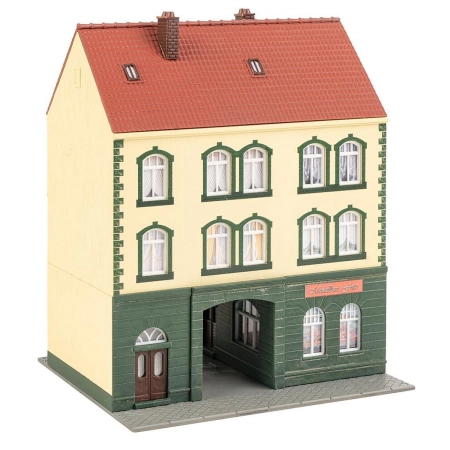 Faller 130628 - Kamienica ze sklepem modelarskim, 136 x 125 x 174 mm.