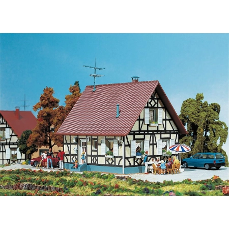 Faller 130221 - Dom jednorodzinny, 93 x 84 x 115 mm.
