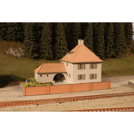 Joswood 40121 - Wysoki mur z cegły, cegła przemysłowa jasna