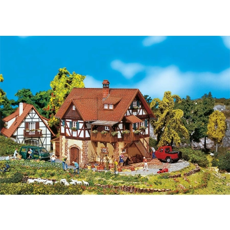 Faller 130266 - Dom z muru pruskiego, 16,5 x 10,2 x 11,8 cm.