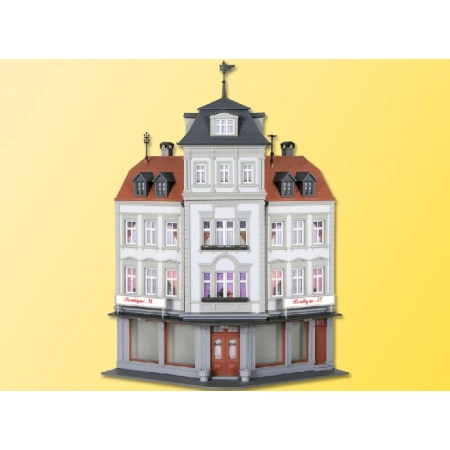 Kibri 38390 - Kamienica narożna (120°) ze sklepem odzieżowym w Görlitz
