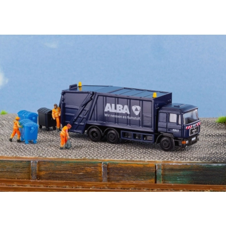 Lemke-Collection LC97002 - Śmieciarka MiNiScene z figurkami, ALBA