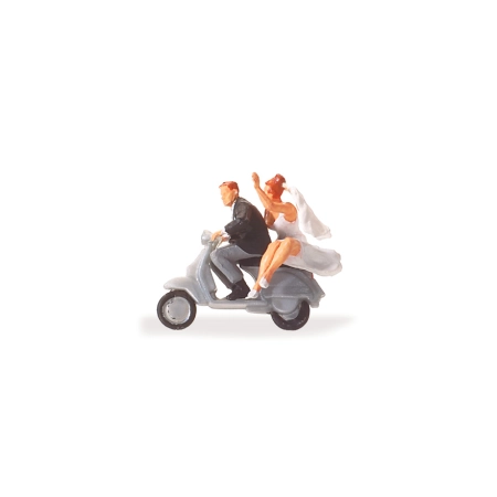 Preiser 28150 - Figurka: Para młoda na skuterze Vespa