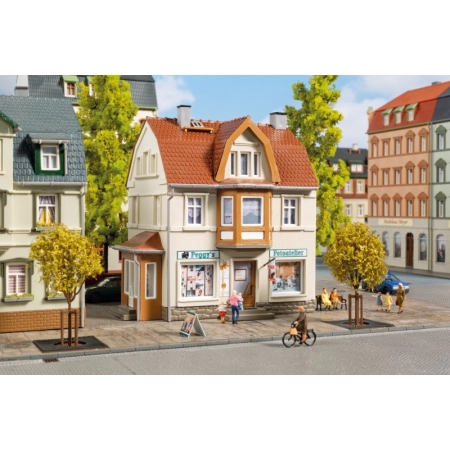 Auhagen 12355 - Budynek mieszkalny z pracownią fotograficzną „Peggy”