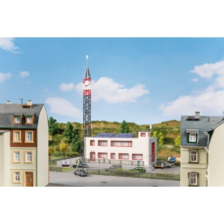 Auhagen 13361 - Stacja radiowa z masztem radiowym i instalacją fotowoltaiczną