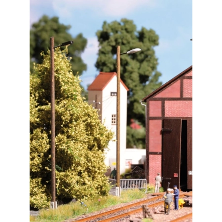 Busch 8732 - Latarnia dworcowa biała, kwadratowa, na słupie drewnianym