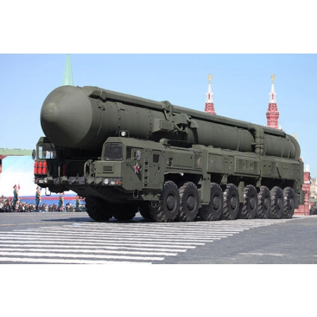 TRUMPETER 01082 - Wyrzutnia 15U175 TEL z pociskiem RS-12M1 Topol-M ICBM  - 1:35